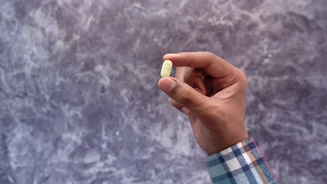 mano sosteniendo una pastilla