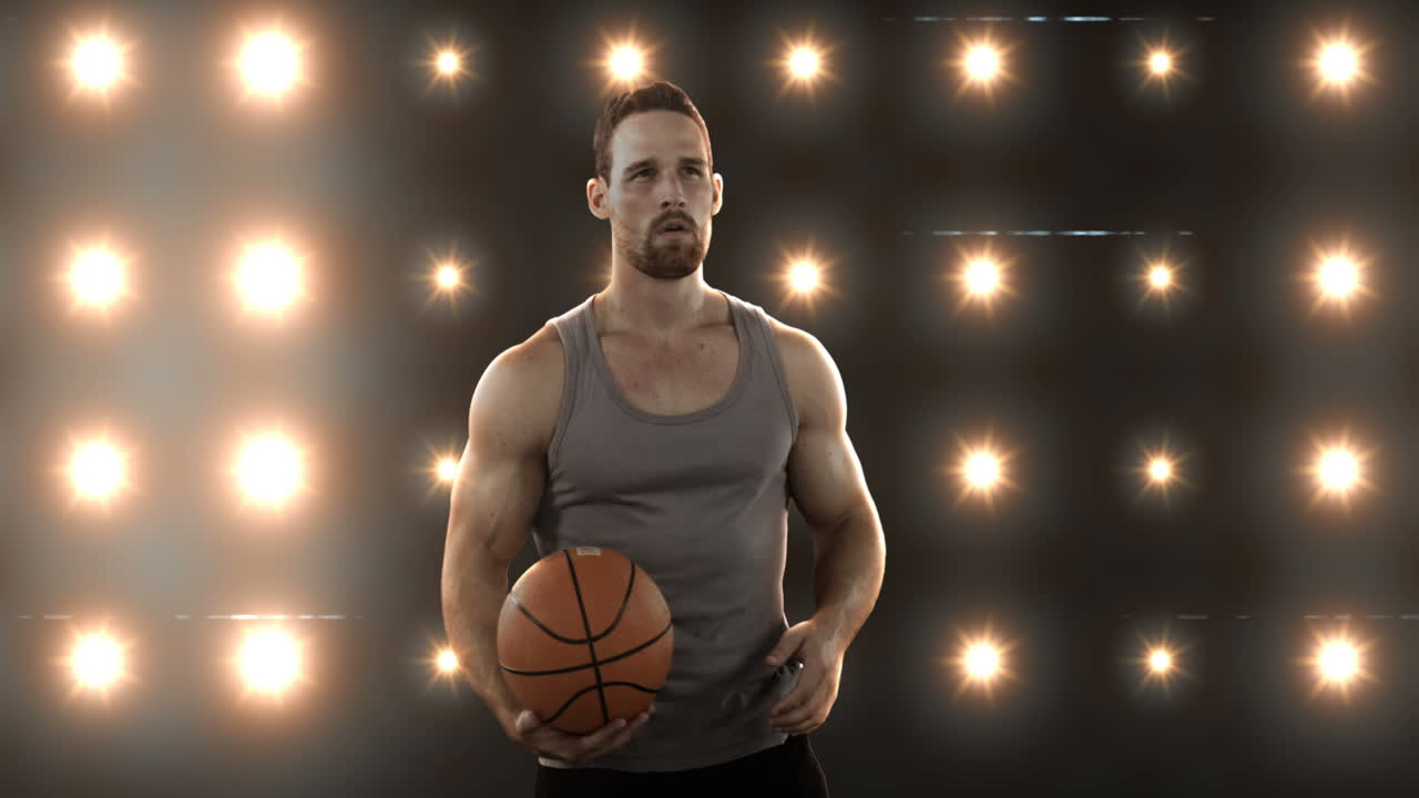 농구를 들고 있는 젊은 남자