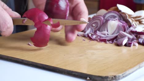 Nahaufnahme-Von-Männlichen-Händen,-Die-Frische-Rote-Zwiebeln-Zubereiten