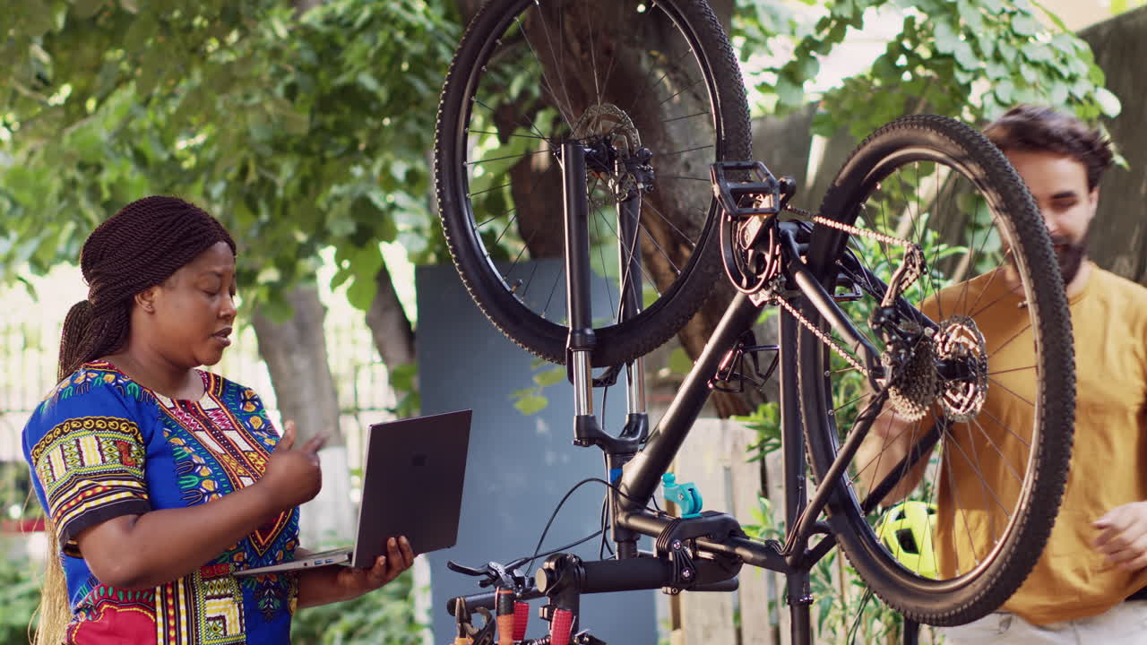 부부 는 노트북 에서 자전거 수리 를 검색 한다