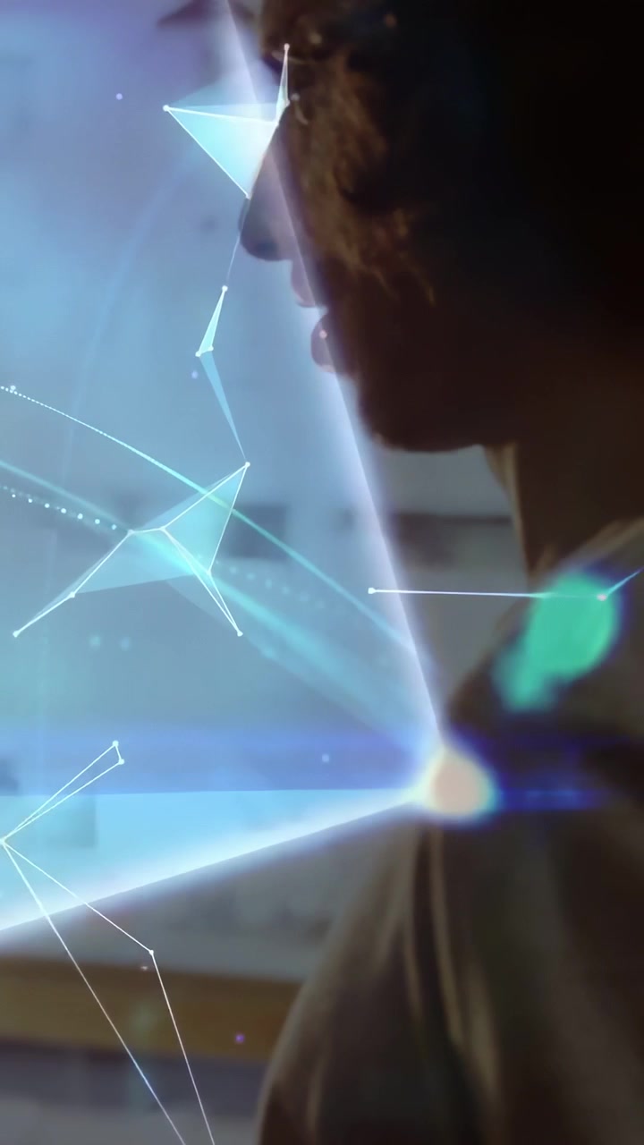 Video verticale: Uomo che tiene una tazza, parla e si protende, usando un globo tecnologico che mostra dati sopra la cucina.