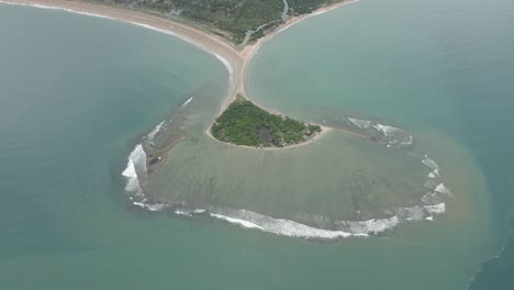 Schöne-Luftdrohnenaufnahme-Der-Insel,-Die-Durch-Sand-Mit-Dem-Festland-Verbunden-Ist