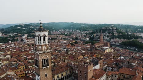 Vista-Aérea-De-La-Torre-Del-Reloj-Del-Palacio-De-La-Razón-En-Verona,-Italia