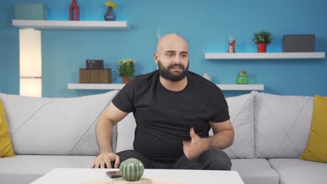 el hombre que está enojado consigo mismo y tiene defectos.