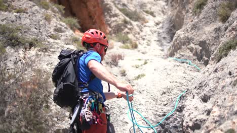 Klettersporttechniker-Prüfen-Den-Zustand-Eines-Klettersteigs-In-Villena,-Valencia,-Spanien