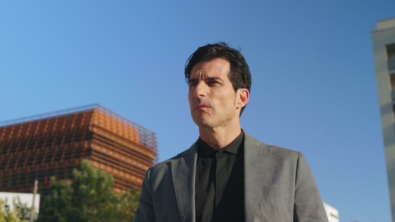 거리에서 고 있는 자신감 있는 사업가