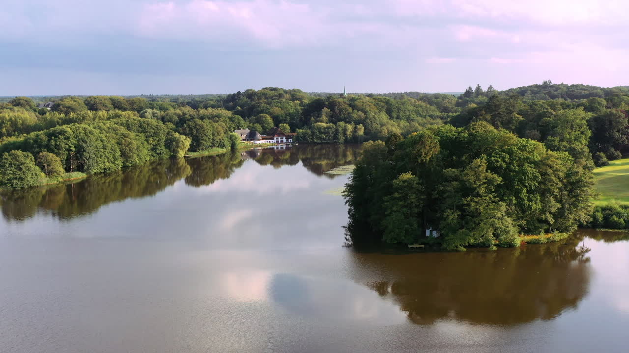 sobrevuelo del lago luetjensee, a orillas del lago, paisaje y bosque circundante