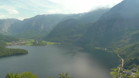 Pequeños-Barcos-Navegando-En-La-Superficie-Del-Lago-Visto-Desde-Hallstatt-Skywalk.