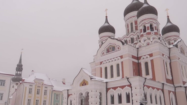 Église orthodoxe Alexandre Nevski lors d'une forte chute de neige à Tallinn en hiver