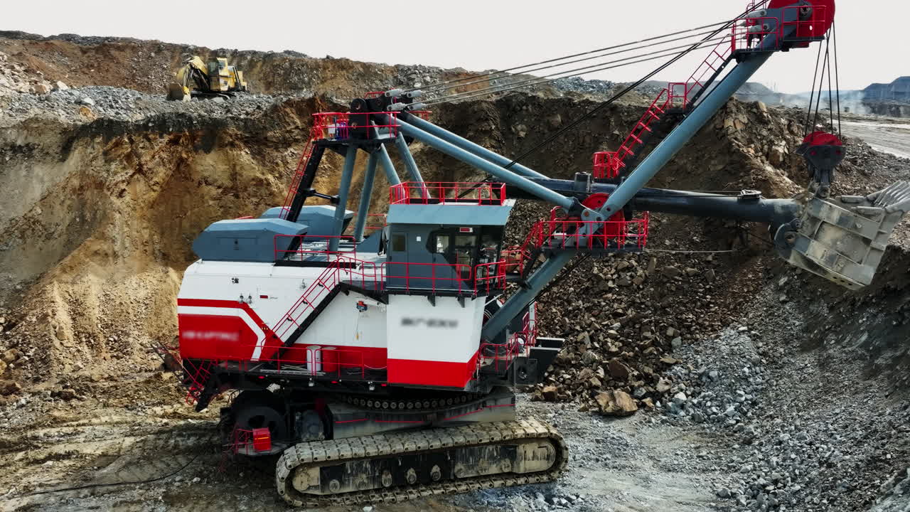Large Mining Excavator in Open Pit Mine