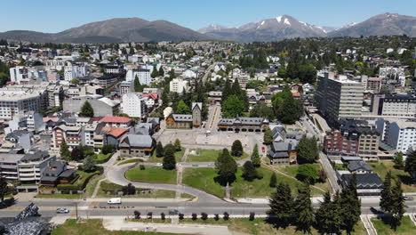 antena - centro cívico en la plaza del pueblo de bariloche, rio negro, argentina, revelación inversa