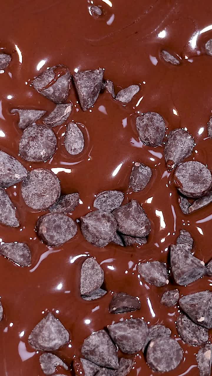 녹은 초콜릿 표면에 초콜릿 조각이 어져 있습니다.