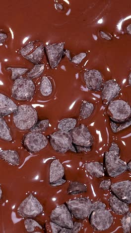 chips de chocolate esparcidos sobre la superficie de chocolate derretido