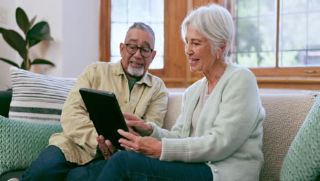 Happy-senior-couple,-tablet