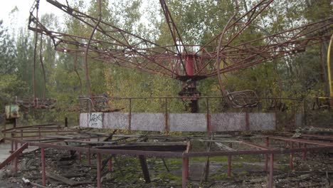 paseo de paracaidista en el parque de atracciones abandonado en la ciudad de pripyat, en la zona de exclusión de chernobyl, ucrania