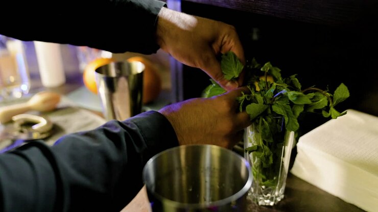 Barista che prepara un cocktail