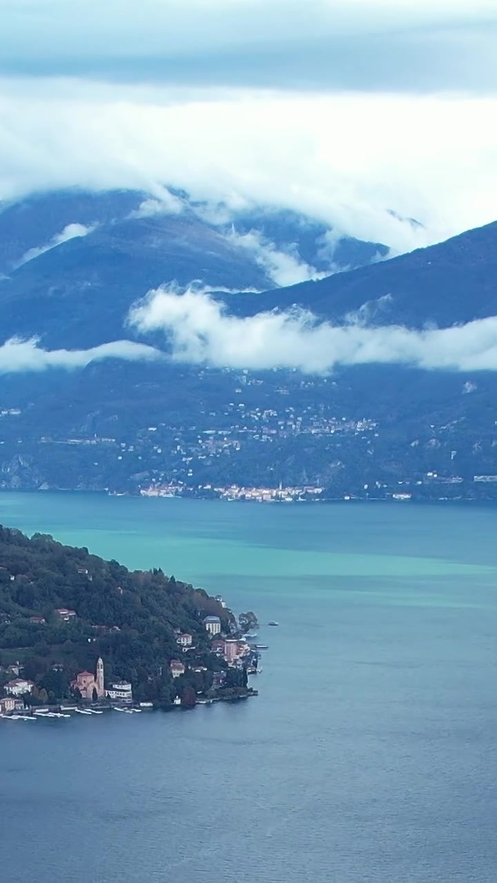 I droni catturano splendide vedute aeree delle Alpi italiane vicino al Lago di Como