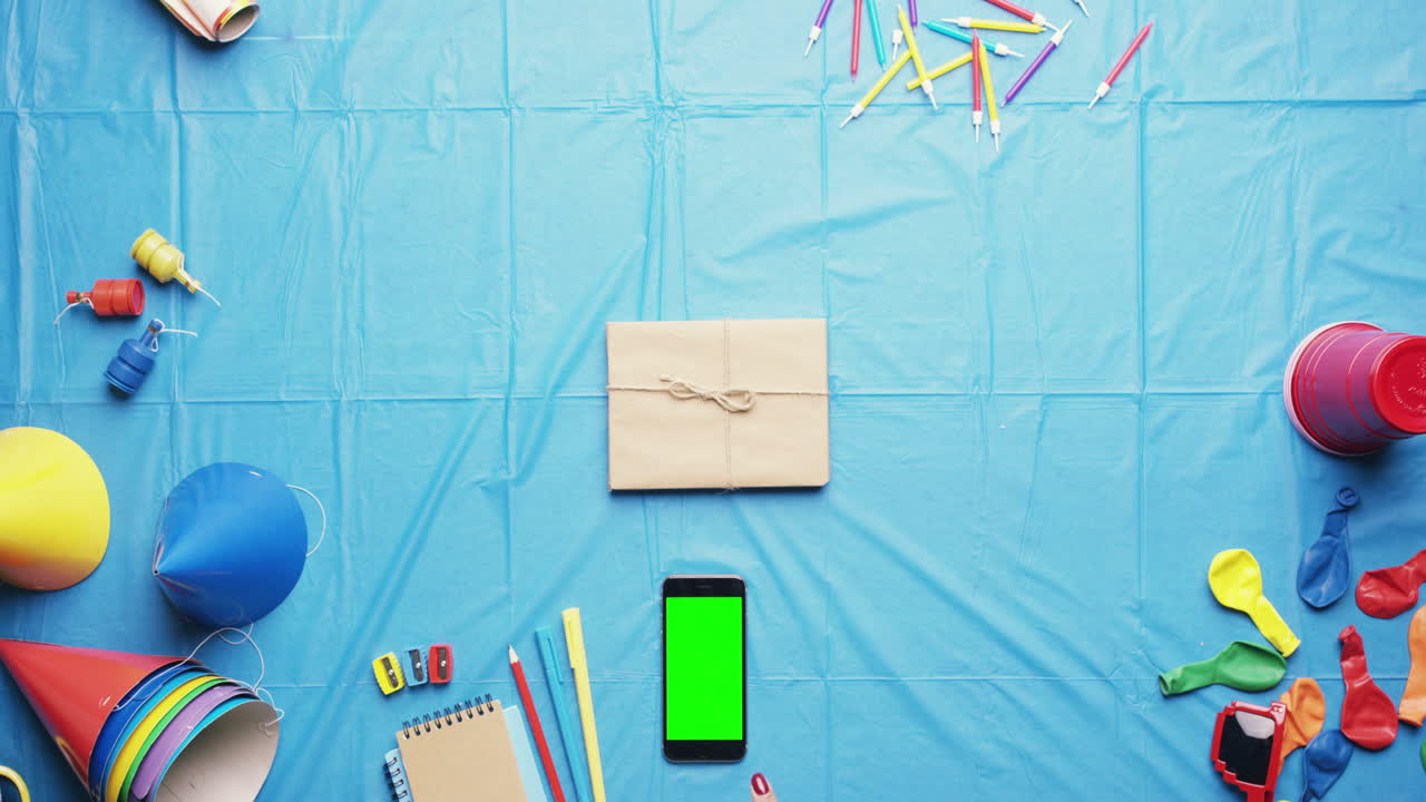 vista superior mujer planeando fiesta de cumpleaños usando teléfono móvil pantalla táctil digital manos multicolores desde arriba - dragón épico rojo