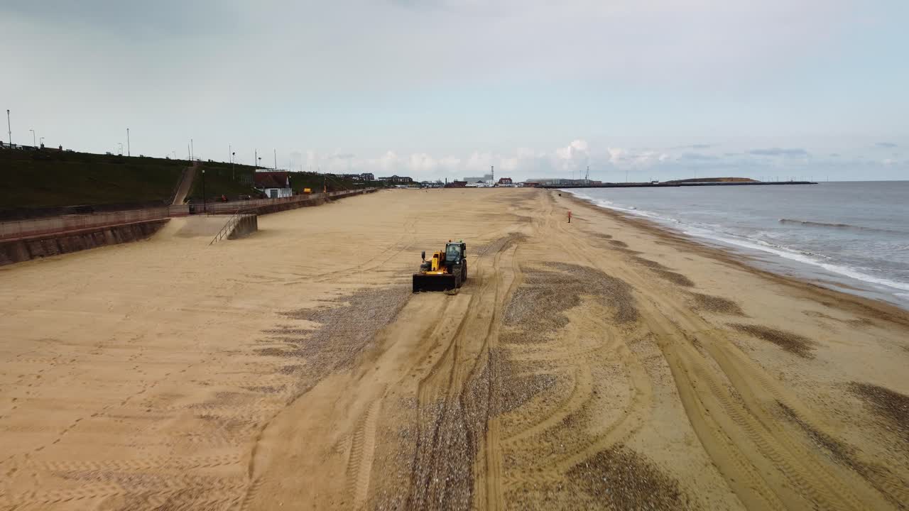 노퍽의 골레스톤 온 씨 해변을 평평하게 만드는 파는 사람의 공중 드론 영상