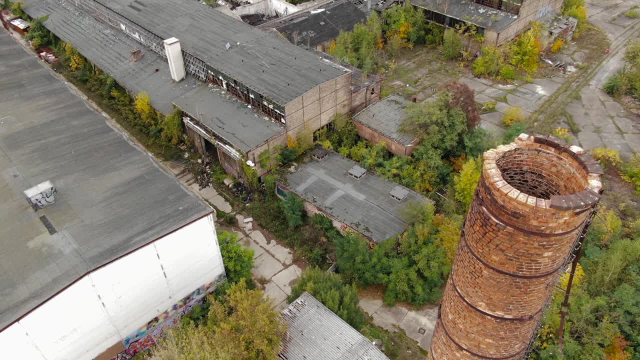 заброшенный участок, дымоход в фокусе