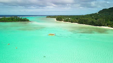 Paseo-En-Barco-Por-La-Laguna-Muri-En-Rarotonga-Con-3-Barcos-De-Madera-Explorando-Las-Islas.