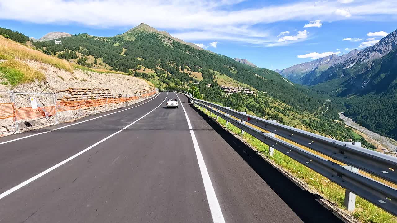 경치 좋은 산길 을 가로질러 운전 하는 차