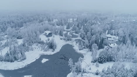 paisaje rural cubierto de nieve espesa durante el invierno - toma aérea de drones