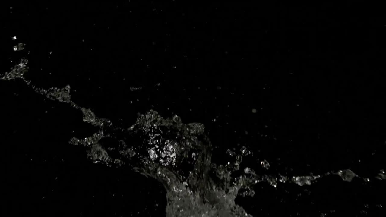 un gran globo de agua naranja explotando