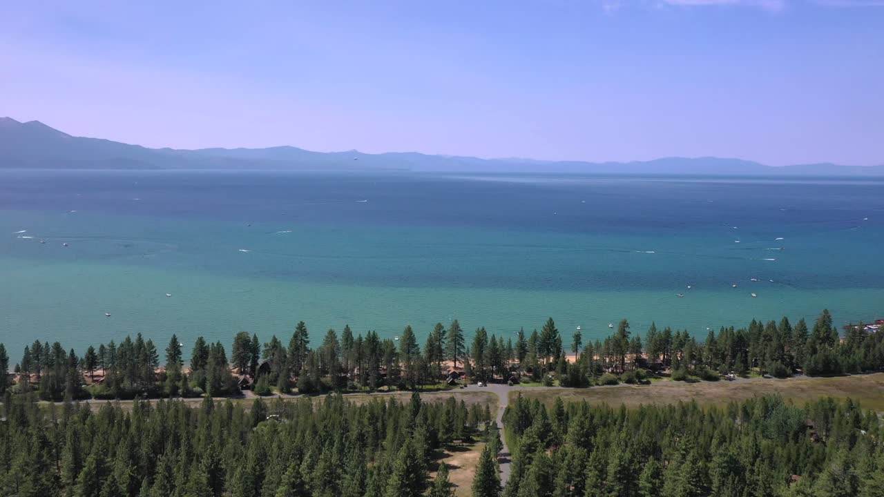 미국 네바다주 레이크 타호의 공중 풍경 호수와 산들 - 드론 샷