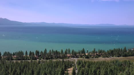 paisaje aéreo lago y montañas en el lago tahoe, nevada, ee.uu. - disparo de drones