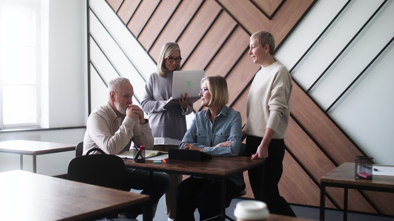 estudiantes adultos en el aula