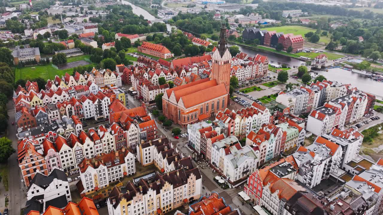 Sobrevoo aéreo de drone, Cidade Velha de Elblag com igreja gótica erguendo-se acima dos telhados