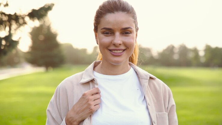 retrato de una bella mujer sonriendo y mirando a la cámara en el parque