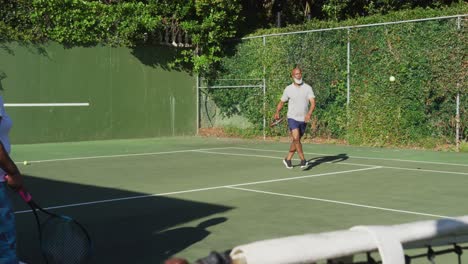 Afroamerikanisches-älteres-Paar,-Das-An-Einem-Strahlend-Sonnigen-Tag-Tennis-Auf-Dem-Tennisplatz-Spielt