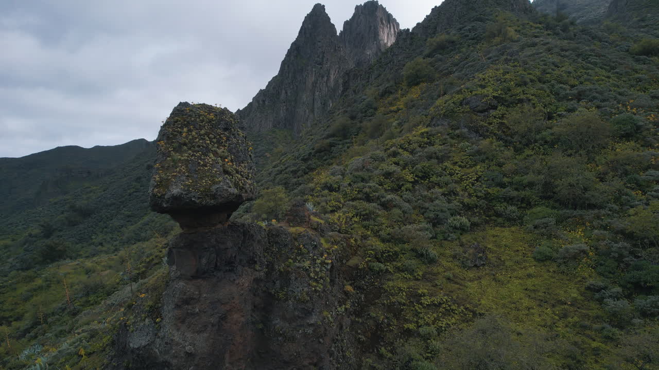 fantastica toma aerea en orbita y a media distancia al roque de la vela en la isla de gran canaria, en la ciudad de valsequillo y al atardecer