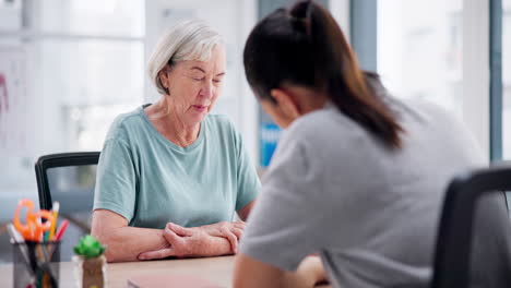 Hablando,-Senior-Y-Una-Mujer-Con-Un-Médico