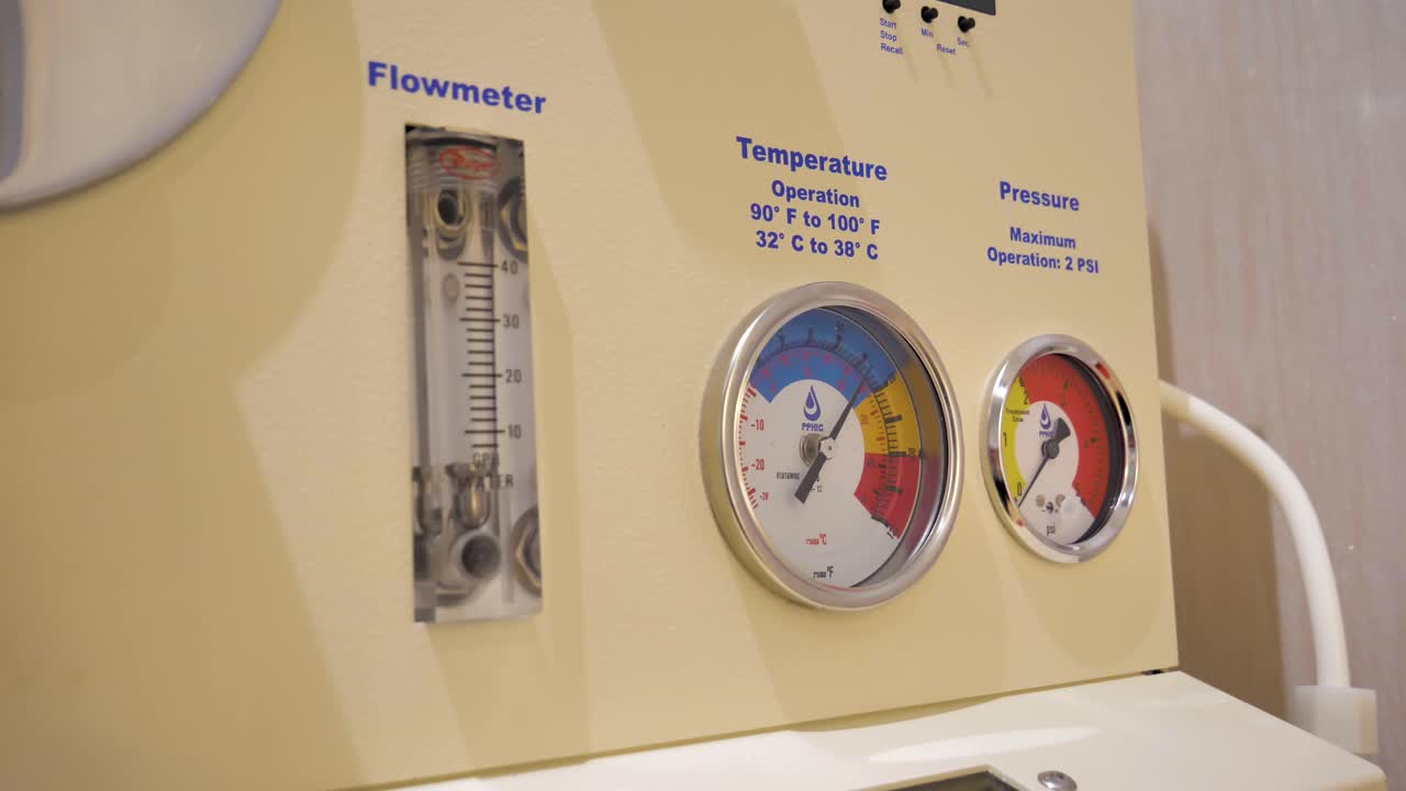 대장 수질 치료 기계 의 다양한 측정기 의 느린 움직임  ⁇