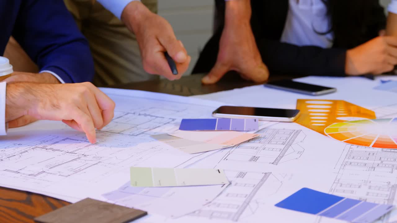 ejecutivos discutiendo sobre el plan en la sala de conferencias en la oficina 4k