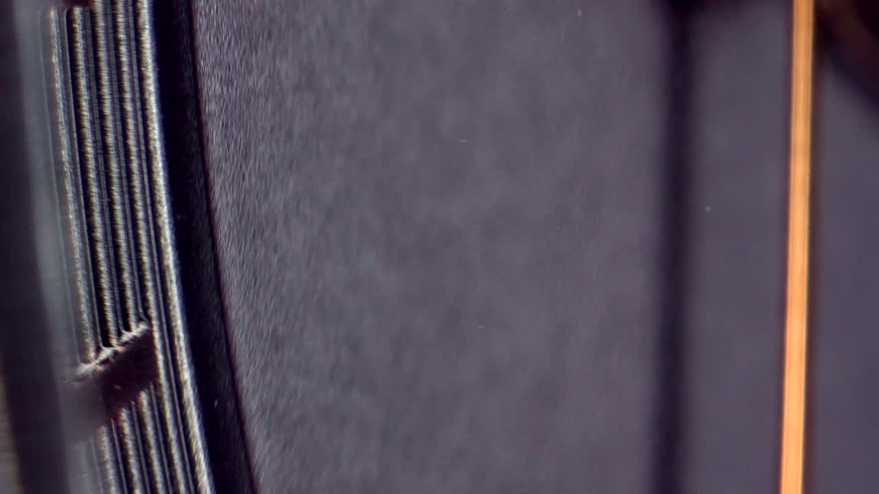 el segundo dedo dorado haciendo tictac en un disparo macro