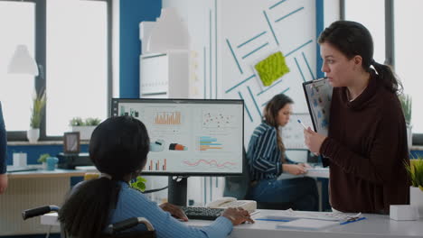 Diversas-Mujeres-Empresarias-Planificando-Estrategias-Financieras-Mirando-En-La-Computadora