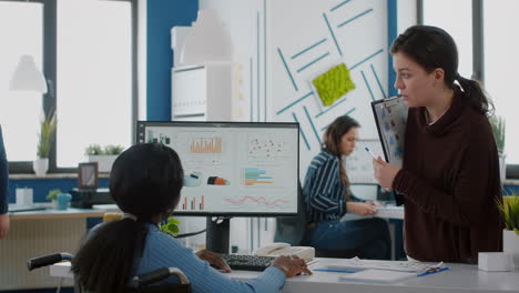 mujeres de negocios diversas que planean una estrategia financiera mirando en la computadora