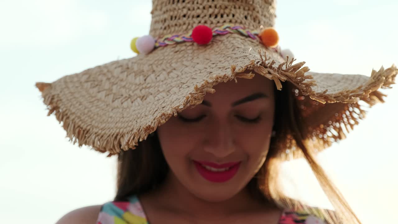 una niña embarazada caminando por un campo de trigo