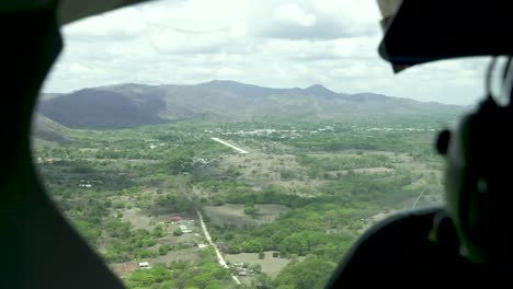 vue du poste de pilotage d'avion à l'approche de la piste dans le costa rica rural, vue de poche du poste de pilotage aérien