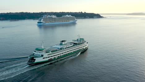 toma aérea de un ferry del estado de washington que se dirige a la isla de bainbridge