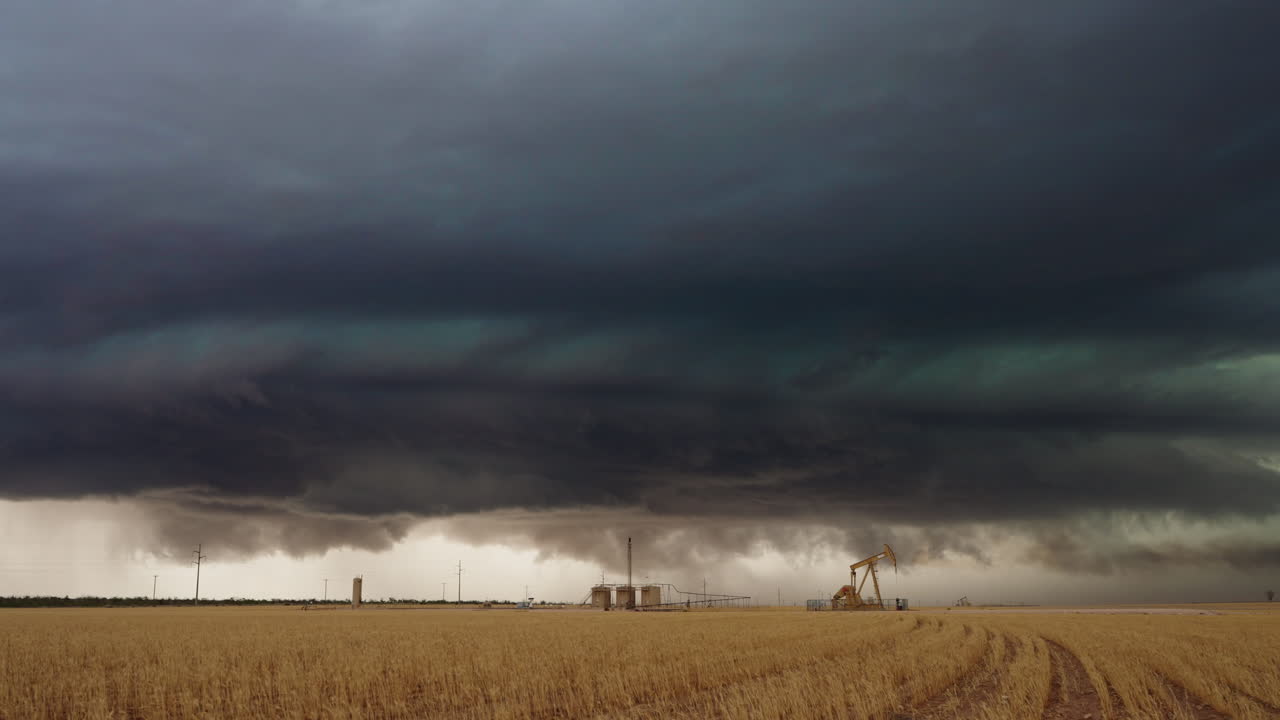 Naturbaggrund med ildevarslende himmel og dybe grå stormformationer