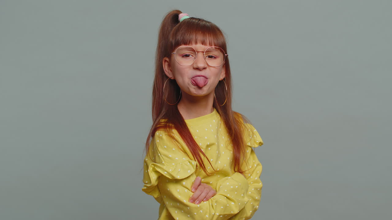веселая смешная хулиганская девочка показывает язык делает глупые лица шутит шутит дразнит