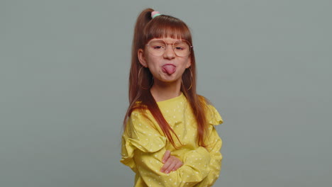 alegre divertida niña matona mostrando la lengua haciendo caras tontas haciendo tonterías bromeando burlándose
