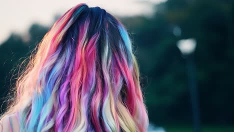 mujer de cabello colorido