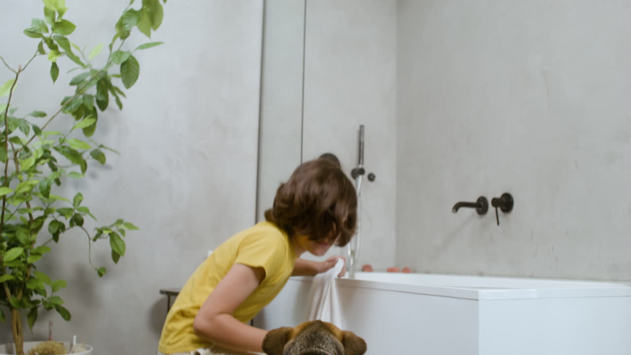 niña y perro en el baño.