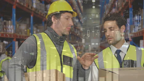 procesamiento de datos estadísticos contra el supervisor masculino caucásico y el trabajador discutiendo en el almacén